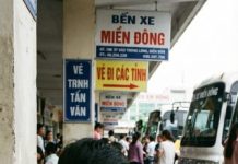 Giữa cơn mưa tầm tã năm 2005, cô gái ăn xin run rẩy đặt đứa con đỏ hỏn vào tay anh xe ôm nghèo, chỉ nói đúng một câu: “Nhờ anh nuôi giúp em một ngày…” Rồi cô biến mất không dấu vết. Một ngày trôi qua thành 18 năm. Đứa trẻ lớn lên trong nghèo khó, mang thân phận mồ côi. Cho đến một buổi chiều định mệnh, một người phụ nữ giàu có bất ngờ xuất hiện… Sự thật phía sau khiến tất cả chết lặng.