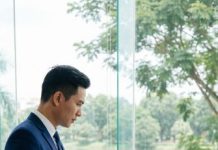 Lúc chồng ngoại tình, vợ chọn im lặng đến lạnh người. Cô dọn cơm, mỉm cười, ký giấy tờ như chưa từng đau. Ai cũng tưởng cô yếu đuối, cam chịu. Cho đến ngày anh chìa đơn ly hôn, tin rằng mình nắm phần thắng. Ngay khoảnh khắc cây bút chạm giấy, cô lật bài ngửa: bằng chứng, bí mật, và một cú phản đòn khiến cả gia đình chao đảo. Sự thật nào đã được giấu suốt bấy lâu