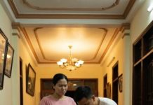 Giữa trưa nắng gắt, cả xóm n;áo l;oạn khi “t;ình nh;ân của chồng” ngang nhiên kéo tới tận cửa, chỉ thẳng mặt người vợ đang mang thai mà đòi c/ạo đ/ầu cho bõ tức. Ai cũng tưởng chính thất sẽ khóc lóc, nhẫn nhịn như bao câu chuyện quen thuộc. Nhưng không… Người đàn bà ấy chỉ lặng lẽ nhìn đồng hồ, mím môi cười nhạt. Đúng 10 phút sau, một hành động không ai ngờ tới khiến cả làng chết lặng, rồi đồng loạt vỗ tay rần rần. Và đó mới chỉ là khởi đầu cho màn phản đòn khiến kẻ thứ ba phải trả giá đắt…