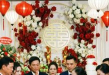 Ngày cưới lẽ ra là ngày hạnh phúc nhất đời người, nhưng với cô dâu ấy, đó lại là cơn ác mộng không ai dám tin. Mẹ chồng cầm tông đơ, thẳng tay c/ạo tr/ọc mái tóc con dâu trước mặt họ hàng, rồi lạnh lùng đuổi cô vào chùa như một kẻ có tội. Ai cũng nghĩ cuộc đời cô đã chấm hết. Nhưng không ai ngờ, chỉ sau 10 ngày ở nơi cửa Phật, những việc cô âm thầm làm đã khiến người con trai quay về, quỳ sụp trước mẹ mình… và sự thật phía sau còn gây s/ố/c hơn nữa..