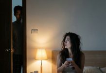 Tám tháng sau ngày vợ sinh, căn nhà vẫn đủ đầy tiếng trẻ con nhưng lại lạnh ngắt giữa hai vợ chồng, vợ không cho “gần gũi”. Cô ấy né tránh, im lặng, khóa chặt cánh cửa phòng mỗi đêm. Tôi tự trấn an bằng kiên nhẫn—cho đến một đêm mất ngủ, sự nghi hoặc thắng lý trí. Tôi lặng lẽ bước qua hành lang tối, mở hé cánh cửa kia… Và khoảnh khắc chứng kiến bên trong, tim tôi như rơi thẳng xuống vực. Điều gì đã khiến người phụ nữ đầu ấp tay gối thay đổi đến vậy