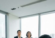 “Mẹ ốm nặng, cháu đến thay mẹ…” Cô bé 7 tuổi run run bước vào phòng phỏng vấn, nơi chỉ dành cho những ứng viên trưởng thành, trước mặt là vị tỷ phú lạnh lùng nổi tiếng tàn khốc. Không bằng cấp, không hồ sơ, chỉ có đôi dép cũ và ánh mắt trong veo. Cả căn phòng chết lặng khi nghe lý do em xuất hiện. Không ai ngờ, đúng khoảnh khắc ấy, một quyết định thay đổi số phận cả hai con người đã được đưa ra… Và bí mật phía sau còn khiến tất cả nghẹn lời..