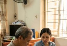 Ngày mẹ chồng xách vali đi du lịch dài ngày, bà không quên dặn bố chồng ở nhà “chăm sóc con dâu đang ở cữ cho cẩn thận”. Tôi nghĩ mọi thứ chỉ đơn giản là cơm nước, thuốc thang. Nhưng từng ngày trôi qua, những hành động nhỏ của bố chồng khiến tôi dần thấy bất an. Ánh mắt, lời nói, và một việc ông làm mỗi đêm khiến tôi không dám kể với ai. Đến khi mẹ chồng quay về, chỉ một chi tiết trong phòng tôi đã khiến bà phát hoảng… và sự thật phía sau còn kinh khủng hơn tôi tưởng..