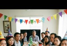 Buổi tiệc sinh nhật 60 tuổi đang rộn ràng bỗng chốc đông cứng khi mẹ chồng tôi đứng dậy, trên tay là tờ giấy trắng mỏng nhưng nặng như án tử. Một câu nói ngắn ngủi khiến cả căn phòng chết lặng, ly rượu rơi vỡ, tiếng cười tắt ngấm. Ánh mắt mọi người đổ dồn về tôi, về đứa bé đang ngơ ngác trong vòng tay mẹ. Sự thật bị phanh phui, niềm tin sụp đổ. Nhưng điều đáng sợ nhất… là bí mật phía sau kết quả ADN ấy mới chỉ vừa bắt đầu lộ diện.