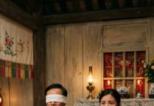 Mẹ é/p tôi mặc váy cưới của chị gái, thay chị bước vào cuộc hôn nhân với một người đàn ông… m/ù l/òa. Đêm tân hôn, tim tôi đập loạn vì sợ bị phát hiện. Nhưng ngay từ cái chạm đầu tiên, tôi biết anh đã nhận ra tôi không phải là chị. Anh không vạch trần. Không đuổi tôi đi. Chỉ nhẹ giọng nói: “Nếu em đã đến đây, thì cứ ở lại.” Tôi không ngờ… quyết định đó đã thay đổi cả cuộc đời tôi.