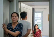 Nửa đêm, tôi giả vờ ngủ khi nghe tiếng cửa khẽ mở. Bước chân quen thuộc của chồng rẽ sang căn phòng bên cạnh — phòng em gái tôi. Tim tôi thắt lại. Tôi đứng chết lặng khi chứng kiến một cảnh tượng không ngờ..