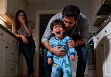 En el cumpleaños de mi hijo, mi hermana destrozó su pastel y se rió en su cara. Tomé la mano de mi pequeño y salí sin decir una palabra. A la mañana siguiente, ella descubrió que arruinar la fiesta de un niño de siete años le costaría mucho más de lo que jamás imaginó…