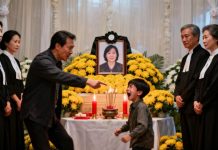 Bảy ngày sau đám t/ang mẹ, tôi bị bố dượng n/ém vali ra khỏi cổng trong cơn mưa tầm tã. Mười năm tha hương, tôi gom đủ can đảm trở về, lòng chỉ mong nhìn lại mái nhà tuổi thơ dù biết nơi ấy không còn thuộc về mình. Nhưng khi cánh cửa gỗ kêu “két” mở ra, hình ảnh xuất hiện trước mắt khiến tôi nghẹn lại, đôi chân khựng xuống. Người đứng đó… không thể nào là thật. Và câu nói đầu tiên họ thốt lên khiến tôi bật khóc.