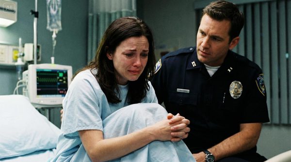 dreamina-2025-12-06-6770-Phụ nữ da trắng ngồi trên giường bệnh, m...