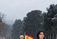 En el funeral de mi padre, mi marido se inclinó hacia mí y murmuró: “Aquí no haces falta.” Solo sonreí.