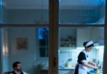 Compré esa casa para que mi madre viviera en paz, no para encontrarla fregando el suelo, temblando y casi inconsciente.