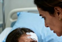 Ayer, cuando llamé a mi madre para decirle que no podría visitarla, solo respondió con frialdad: “No vengas. Y se acabó.”