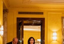 Dos días antes de Navidad, mi madre me escribió: “Evelyn, cariño, mejor no vengas. Tu tío prefiere un ambiente especial.” No hizo falta más: me estaban borrando para impresionar a un hombre que apenas recordaba mi nombre.