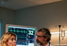 Mi hija de quince años llevaba días con náuseas y dolor. Mi esposo insistía: “Está fingiendo. No tires el dinero.” Yo no le creí.