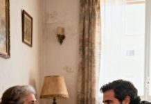 El Día de la Madre, mi hijo millonario vino a verme y preguntó con una sonrisa: “Mamá, ¿eres feliz con los $5,000 que Clara te manda cada mes?” Dudé un segundo y respondí en voz baja: “Hijo, la iglesia es la que me mantiene viva estos días.”