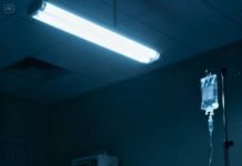 Acababa de dar a luz cuando mi hija de ocho años entró a la habitación. Cerró la cortina con cuidado y susurró: “Mamá, métete debajo de la cama. Ahora.”