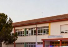 La escuela de mi hijo llamó: “Venga inmediatamente.” Al llegar, vi ambulancias y patrullas por todas partes. El director me tomó del brazo: “¿Quién le prepara el almuerzo? Encontramos algo en su lonchera