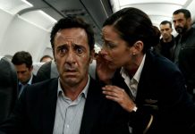 La azafata me deslizó una servilleta: “Finge que estás enfermo. Bájate de este avión.” La ignoré—volvió y me dijo: “Por favor. Te lo ruego.” Dos horas después: