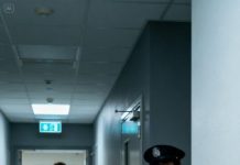 Mi hijo de 9 años fue trasladado de urgencia desde la casa de su amigo. Cuando llegué al hospital, vi patrullas y agentes bloqueando la entrada.