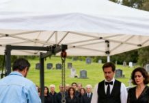 No se suponía que yo importara esa mañana. Permanecía al fondo, vestida de negro, invisible entre coronas y susurros.