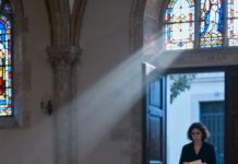 En el funeral de mi esposo no hubo coronas, ni discursos, ni lágrimas ajenas. Solo yo, sentada en la última fila, mientras mis hijos preferían fiestas y risas a darle el último adiós a su padre.