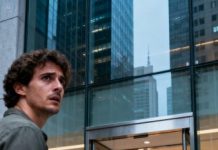 Decidí sorprender a mi esposa en su oficina, la poderosa CEO que todos respetaban. En la entrada, un guardia señaló el cartel de “Personal autorizado” y, cuando dije que era su esposo, se echó a reír.