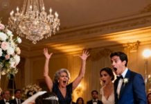 Cuando levanté el cuchillo para cortar la tarta de bodas, mi hermana me abrazó con fuerza y susurró: “Tírala. Ahora”.