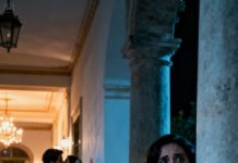 En la boda de mi hermano, entre brindis y risas falsas, vi a mi esposo besando a mi cuñada en un pasillo vacío.