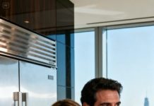 Mi hermana, piloto de aerolínea, me llamó con la voz tensa: “Necesito preguntarte algo raro… tu esposo, ¿está en casa ahora?” Miré al sofá. “Sí, está aquí, en la sala.”