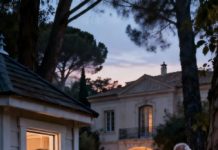 Mi esposo me sorprendió con un viaje a París “para descansar sola”. Justo cuando subía al taxi, el viejo jardinero me sujetó la muñeca y susurró: “Señora, por favor no vaya… confíe en mí.”