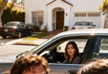 Acompañé a mi hija de siete años hasta el coche de su madre para la visita del fin de semana. Antes de irse, me deslizó un papel en el bolsillo: “No lo leas hasta que me vaya.”