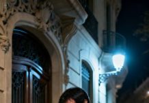 Después del divorcio, mi exesposa rica me echó de casa sin un centavo. Sin trabajo y sin orgullo, recordé una vieja tarjeta que mi madre me había dejado “para emergencias”.