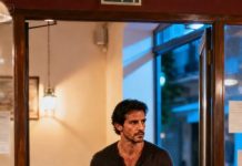 “Discúlpate con mi hijo ahora mismo o nos divorciamos”, gritó mi esposa delante de todos. Me levanté despacio y la miré a los ojos.