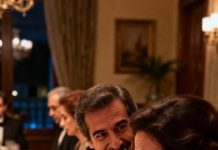 “¿Tu madre murió? ¿Y qué?”, se rió mi esposo delante de todos. “Sirve a mis invitados”. Con las manos temblando y lágrimas cayendo sobre los platos, obedecí.