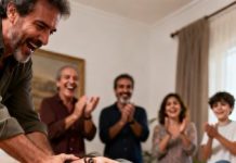 En mi cumpleaños, mi hermana me estampó el pastel en la cara entre risas. Perdí el equilibrio, caí hacia atrás y sentí el sabor metálico de la sangre mezclarse con el azúcar.