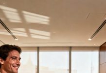 Mi hermana me despidió el mismo día en que se sentó en la silla de CEO. Lo anunció fría, delante del consejo que yo mismo ayudé a convocar.