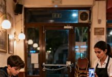 Después de la cena familiar, regresé por mi teléfono olvidado. El restaurante ya estaba casi vacío cuando la camarera cerró la puerta con llave y susurró: “No haga ruido. Voy a mostrarle el video de la cámara sobre la mesa… pero prométame que no se va a desmayar”.
