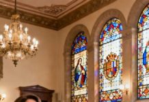 “¡Solo es una veterana sin hogar!”, gritó mi hermana en la sala del tribunal, con desprecio. Sentí todas las miradas clavarse en mí.