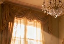 La familia de mi esposo organizó una fiesta de compromiso para su hermano. Yo no estaba invitada. “Solo familia,” dijo su madre, sin mirarme.