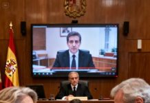 Mi esposo pidió el divorcio convencido de que todo estaba bajo control. Yo guardé silencio en la sala del tribunal, intentando ser fuerte.