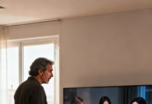 Una semana después de mudarnos, recibí una llamada inesperada del antiguo dueño de la casa. Su voz temblaba. “Olvidé desconectar una cámara del salón… se subía a la nube.