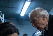 El frío me calaba los huesos mientras me refugiaba en el albergue temporal para personas sin hogar. Nunca pensé que alguien me reconocería… hasta que escuché su voz.