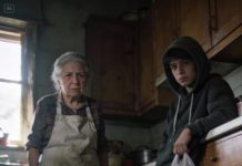 Mi mamá perdió la paciencia y envió a mi hija de ocho años afuera después de un día lleno de tareas duras y burlas crueles. Pasaron horas y no regresaba.