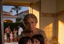 Cuando la familia de mi hijo llegó para la fiesta en la piscina, mi nieta de cuatro años se negó a ponerse el traje de baño. “Me duele la barriga…”, murmuró, sentada sola.