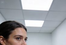 Nuestro coche chocó contra la barandilla y desperté en un hospital, rodeada de luces frías y miradas ansiosas. Mis padres no dejaban de preguntarme: “¿Recuerdas algo?”.