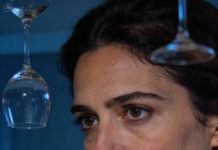 La escuché en Nochebuena. “No quiero Navidad con esa perdedora”, dijo mi hermana. Mi madre bajó la voz: “Solo hasta que pague el resto”.