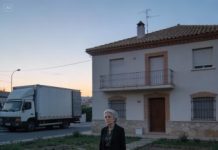 “Claro, cariño, que se mude con nosotros. Ella pagará todo”, susurró mi hijo, creyendo que yo dormía. Fingí no oír nada.