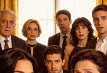 Me senté mientras mi suegra sonreía con arrogancia: “Agradece que siquiera te dimos un asiento.” Los invitados se rieron mientras yo miraba mi copa de vino.