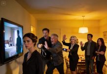 Delante de toda su familia, mi esposo me agarró el cinturón como una amenaza, exigiéndome que confesara una aventura que no tuve; ahí mismo, en ese preciso instante, con todas las miradas clavadas en mí. Se me hizo un nudo en la garganta. Me temblaban las manos, pero me negué a suplicar ni a ceder. La habitación bullía de juicios, susurros y ese silencio enfermizo y pesado que precede a una tormenta. Así que hice lo único que podía detenerlo sin decir una palabra: cogí el mando a distancia, le di al play y dejé que la tele mostrara a mi suegra y a mi cuñado en un momento íntimo que jamás quisieron que nadie viera.