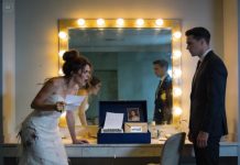 En cuanto entré en la boda de mi hermana y dije mi nombre, el personal intercambió miradas incómodas, insistiendo en que no estaba escrito en ninguna parte. Sentí un escalofrío, pero su voz al teléfono era aún más fría: cortante, burlona, mientras me preguntaba por qué habría creído que me quería allí. Salí en silencio, dejando un regalo solitario entre los demás antes de desaparecer en la noche. Horas después, mi teléfono estalló con sus repetidas llamadas, urgentes e implacables, pidiendo una respuesta. Las dejé sonar. Lo que viera en esa caja era el único mensaje que pretendía enviar.